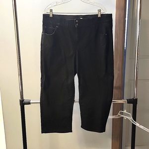 REDUCED!!  Womens Capri Pants... BLACK...  Size 18